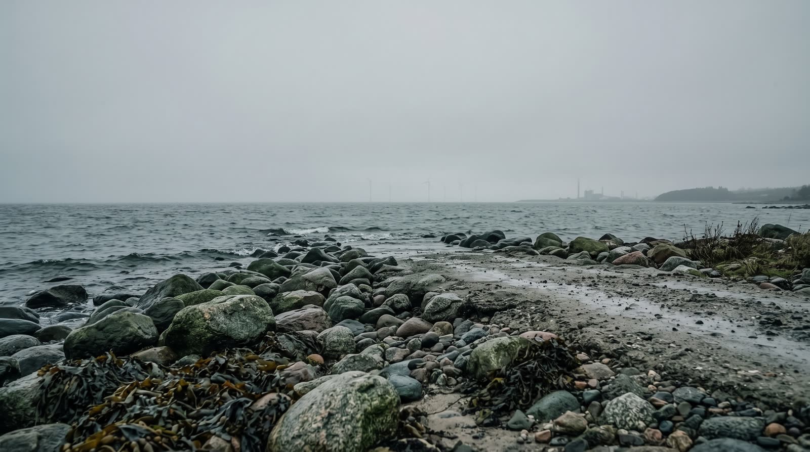 Ostseek&uuml;ste bei Nebel, Offshore-Anlagen am Horizont